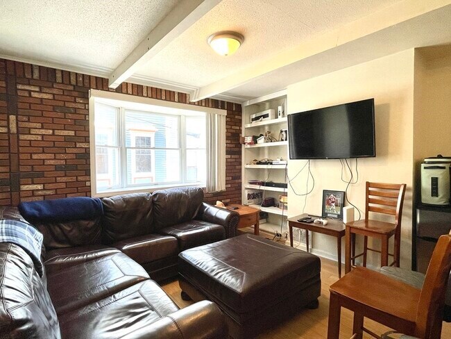 Building Photo - 284 Bowen St
