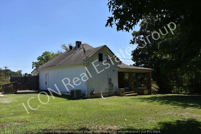 Foto del edificio - 1/1 home with detached garage