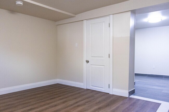 Building Photo - 114 Hess St S