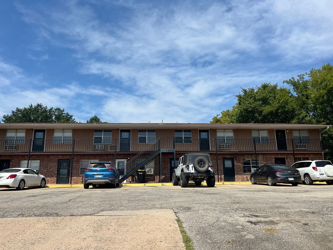 Primary Photo - Charleston Apts