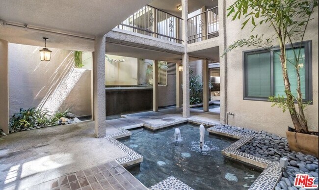 Foto del edificio - 8455 Fountain Ave