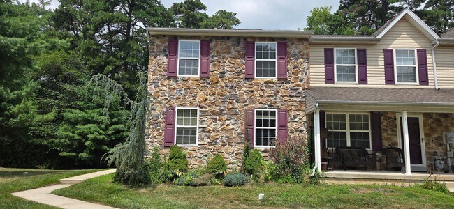 Building Photo - Beautiful 3 bedroom 2.5 bathroom END Unit ...