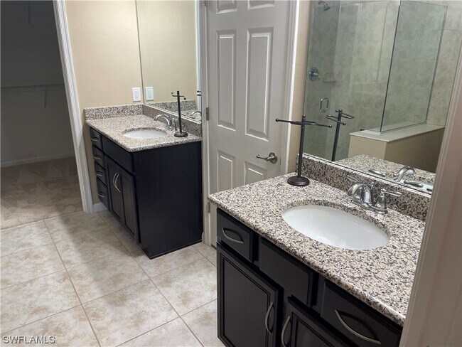Building Photo - 16117 Camden Lakes Cir