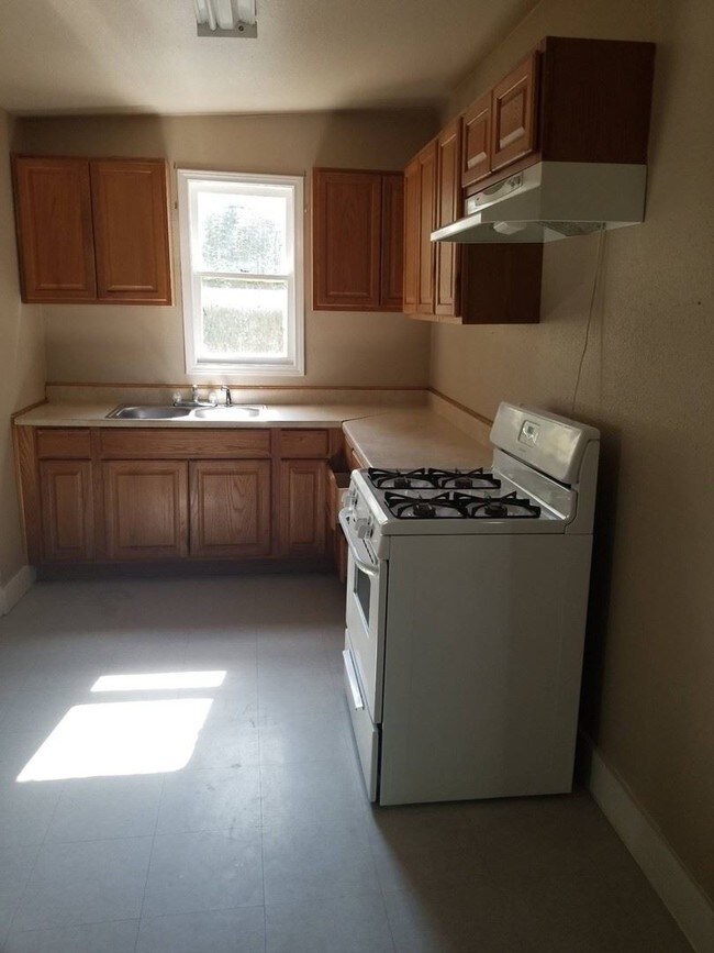 Building Photo - 3 br, 1 bath House - 1035 Gulf St