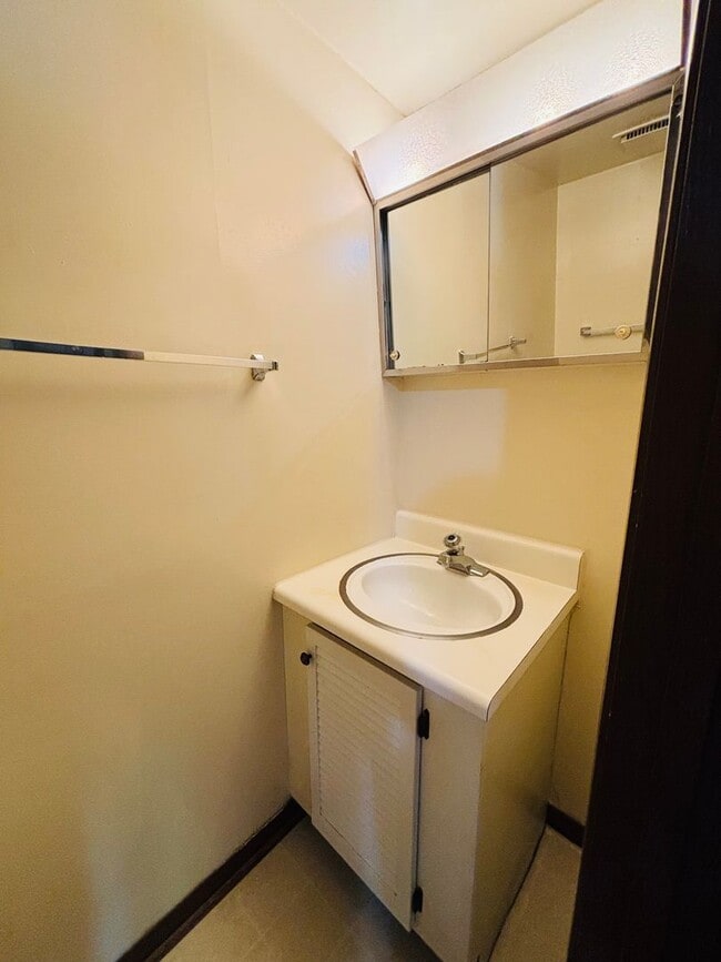 Building Photo - 2 Bedroom 1.5 Bathroom Townhouse
