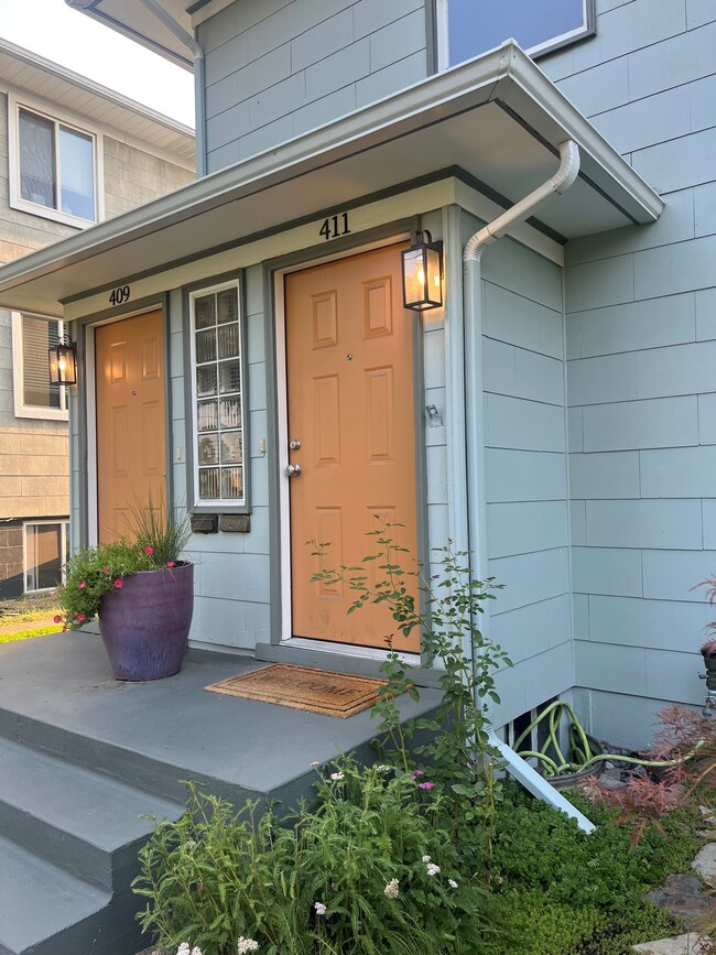 Building Photo - 409 S Coeur Dalene St