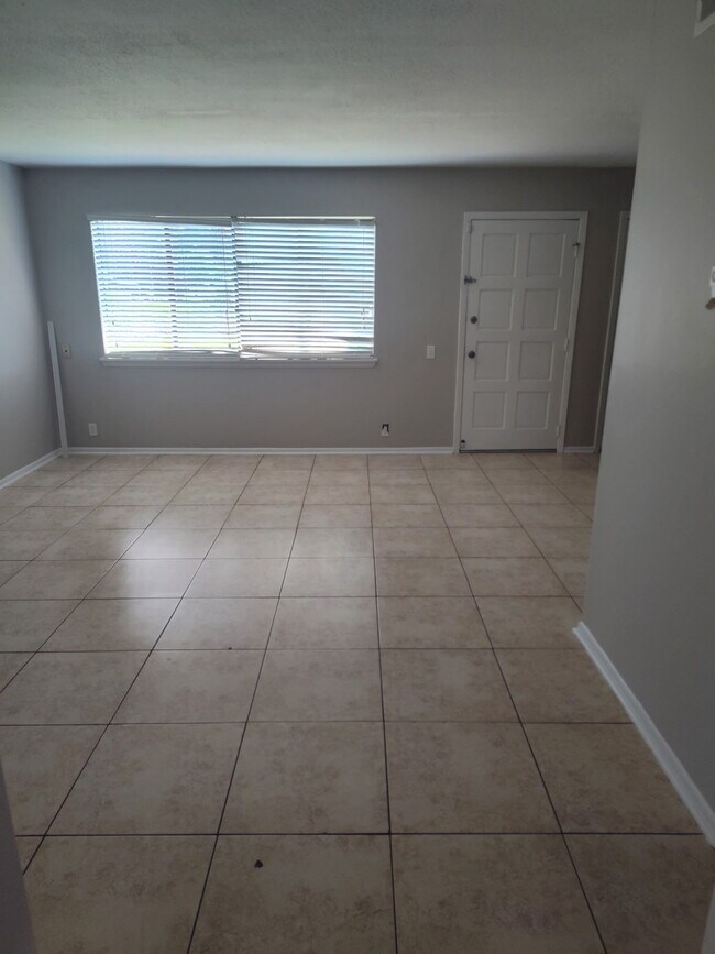 Foto del edificio - 409 Lakebend Pl