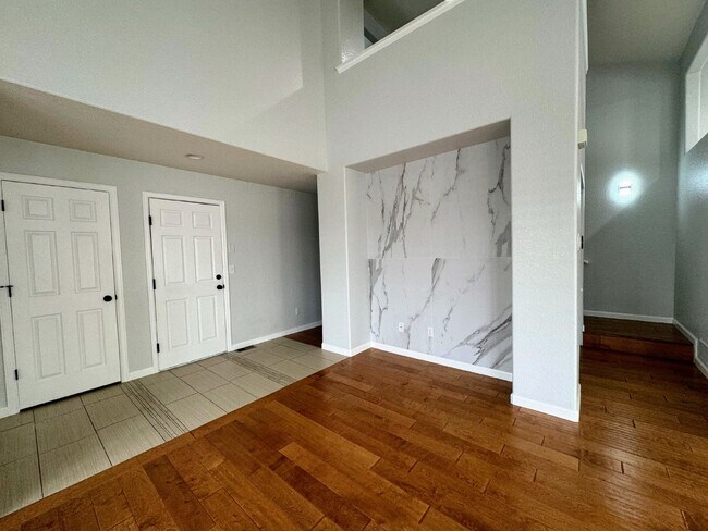 Building Photo - Luxurious 3-Bedroom Townhouse with Granite...