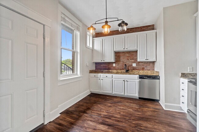 Building Photo - 200 W 31st St