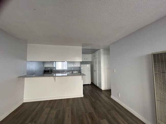 Foto del edificio - Spacious + Bright Upstairs 1 Bed + 1 Bath