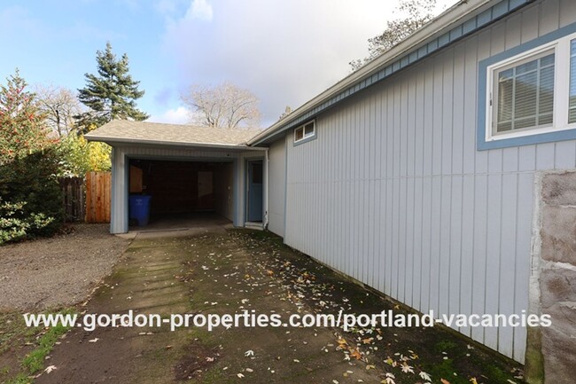 Building Photo - SE 127th Ave - Hazelwood single level 2 be...