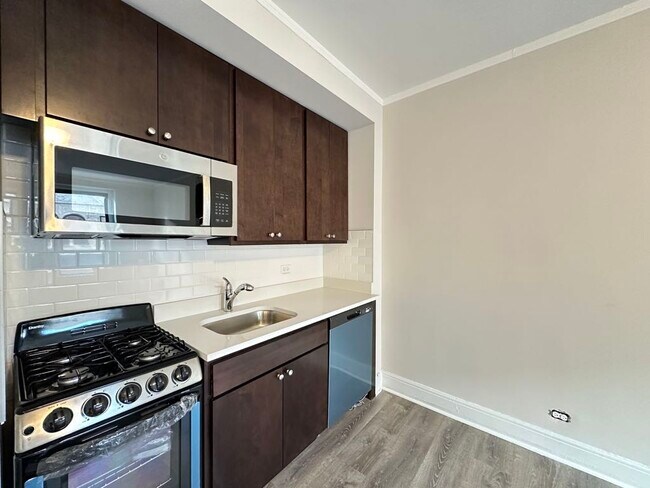 Foto del edificio - 3335 W Diversey Ave