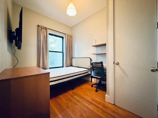 Foto del edificio - Furnished room/NOT APARTMENT
