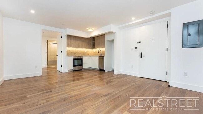 Building Photo - Montrose Avenue