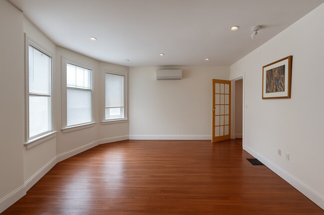 Building Photo - Charming 3 Bedroom