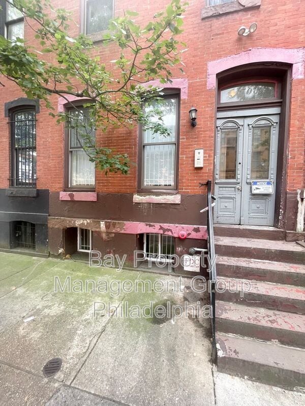 Building Photo - 1708 W Diamond St
