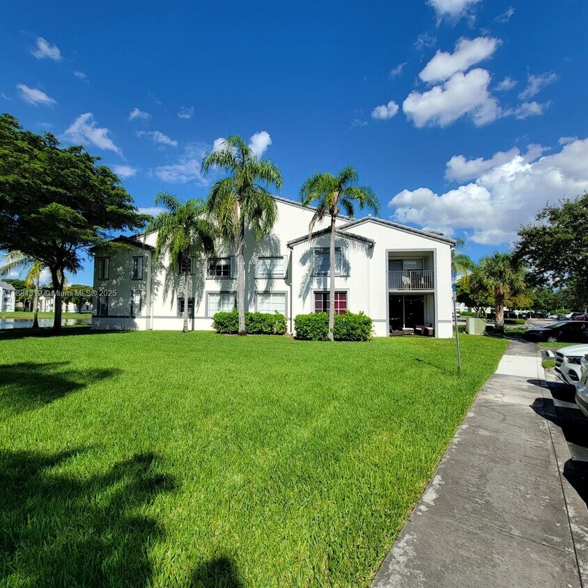 Foto principal - 4370 NW 107th Ave