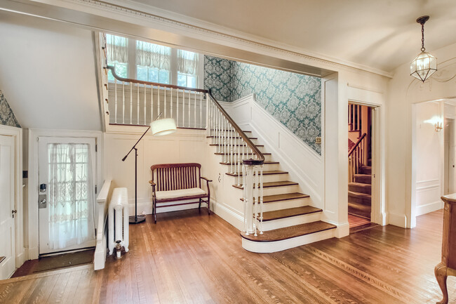 Foyer/hallway - 154 Buckingham St