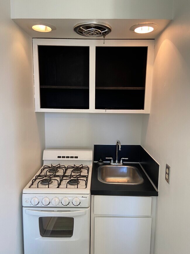 Building Photo - 320 N Yakima Ave