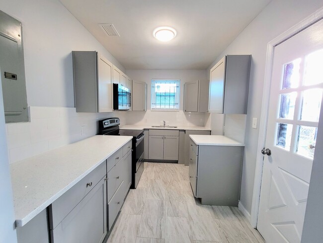 Building Photo - Perfect 3-Bedroom 1-Bath Rental Home North...