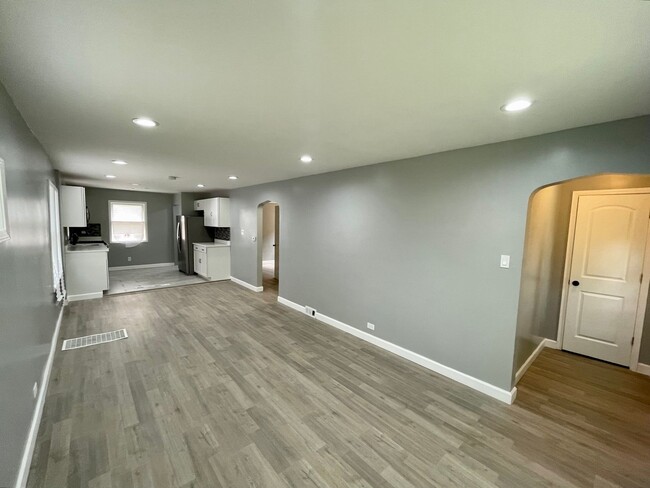 Building Photo - Newly Renovated 2-bed 2-bath - In Unit Lau...