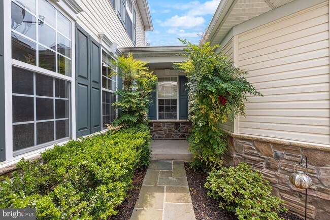 Building Photo - 805 Thicket Ct