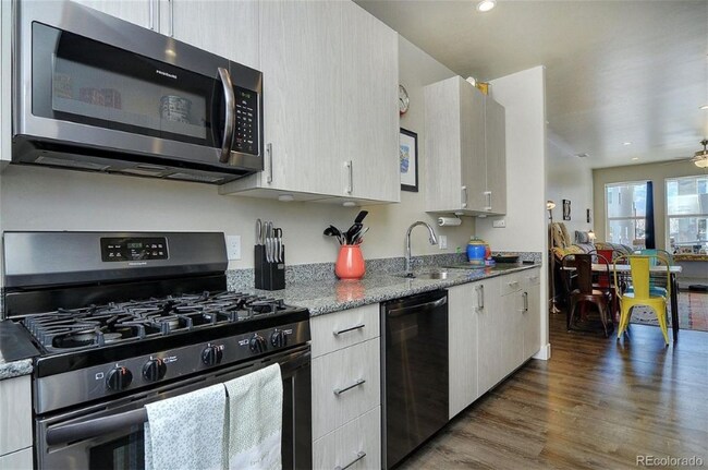 Foto del edificio - 2114 Emma Ln