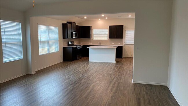 Building Photo - 340 Escondido Cir