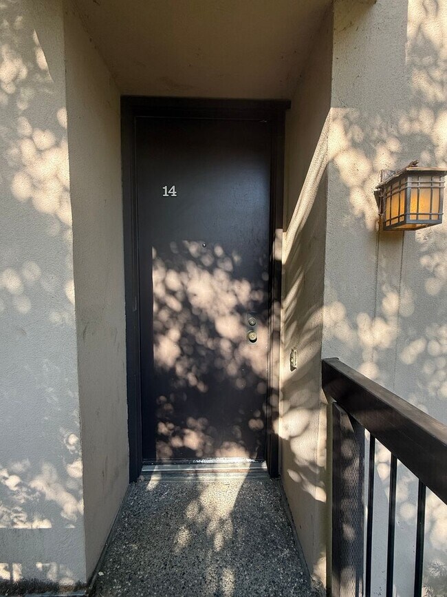 Foto del edificio - 1 bed 1 bath available in the Arden area of Sacramento!