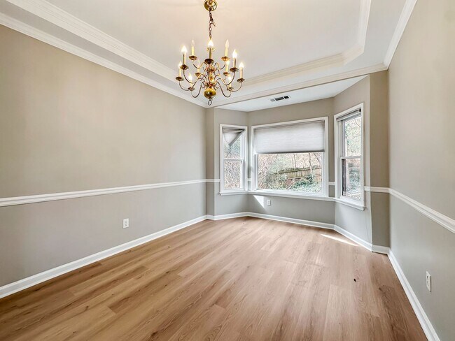 Foto del edificio - Beautiful 4BR 2BA Home with Garage Parking in Alpharetta