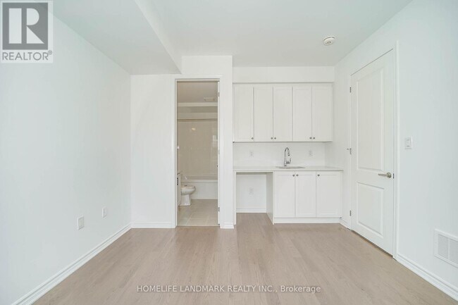 Building Photo - 5 Wisla Ave