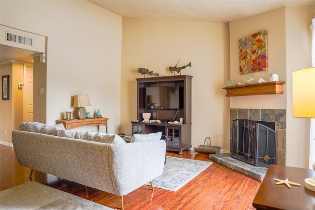 Foto del edificio - 7060 N Holiday Dr