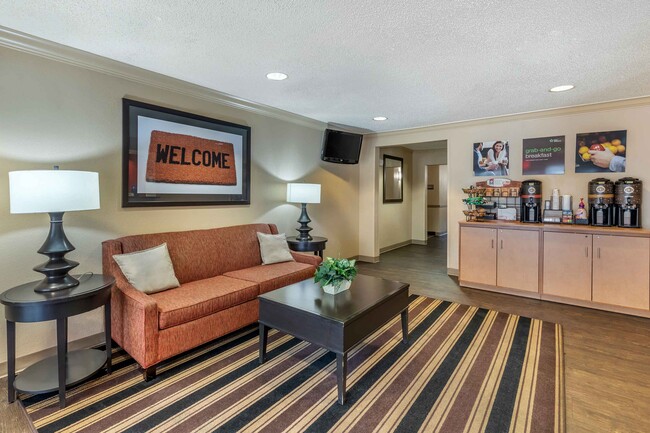 Lobby and Guest Check-in - Furnished Studio - Fort Worth