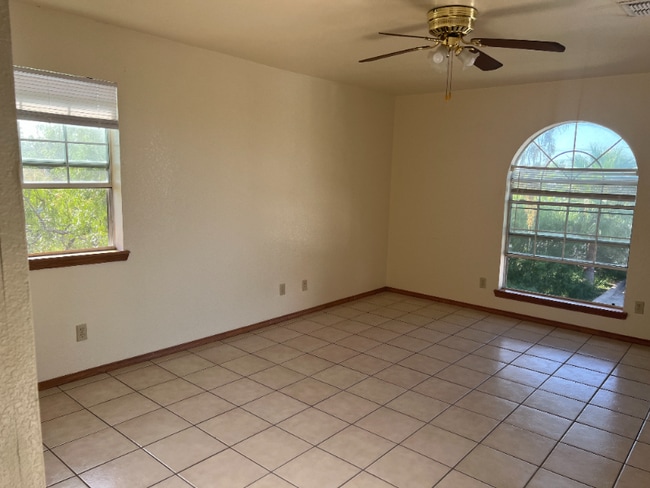 Foto del edificio - 1000 Wild Rose Ln