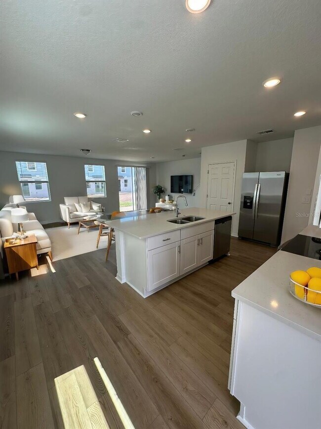 Building Photo - Modern 3-Bed Townhome in Gated Community w...