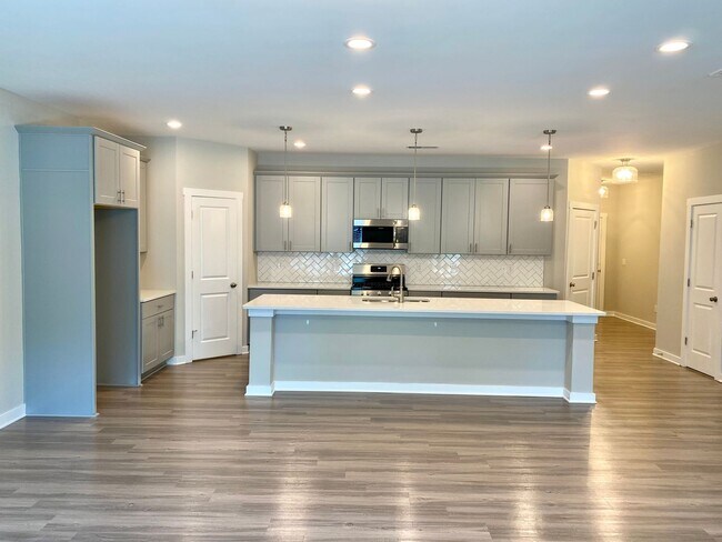Building Photo - Gorgeous Like New Townhome in Pineville