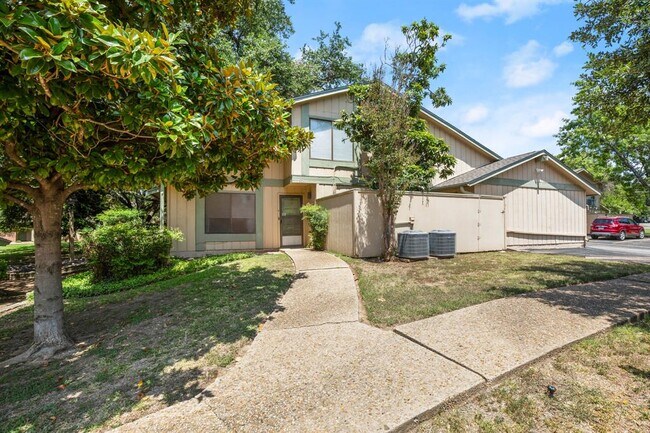 Building Photo - 901 Silver Quail Ln