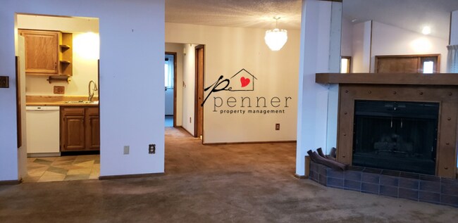 Building Photo - 1009 W Maple Ave