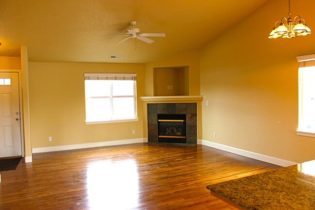 Building Photo - Charming Single-Level Bend Home with New Carpet and Big Yard