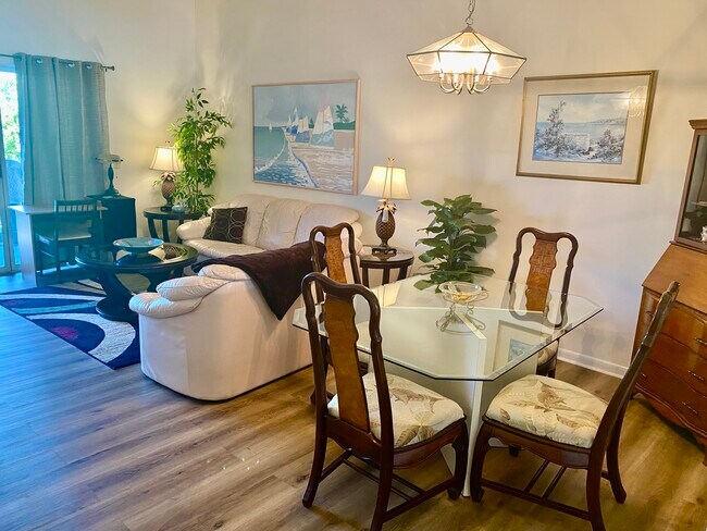 Comedor - 1515 NE Beacon Dr