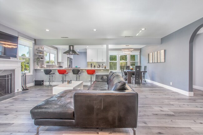 Sala de estar - 1207 Greenacre Ave