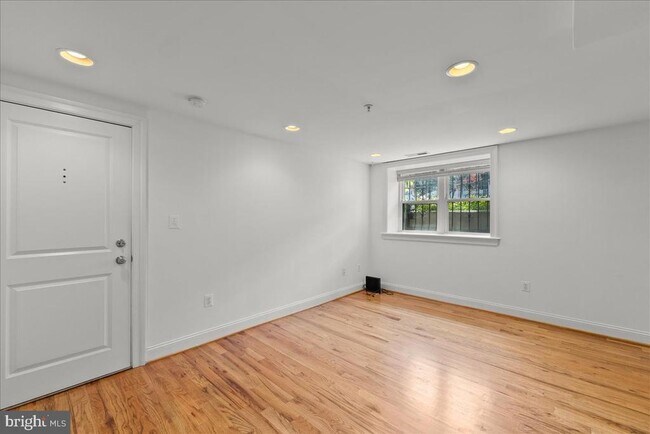 Foto del edificio - 739 Newton Pl NW