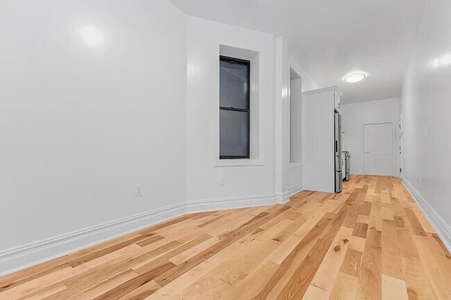 Foto del edificio - 331 W 16th St