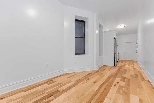 Foto del edificio - 331 W 16th St