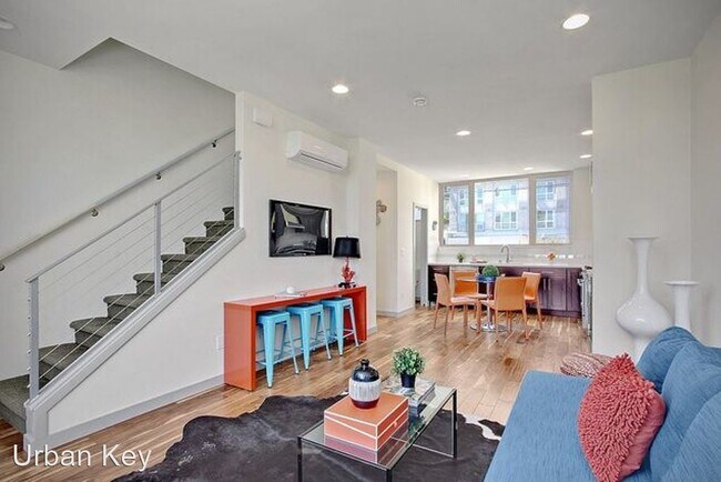 Foto del edificio - 2 br, 2.5 bath House - 4503 41st Ave SW