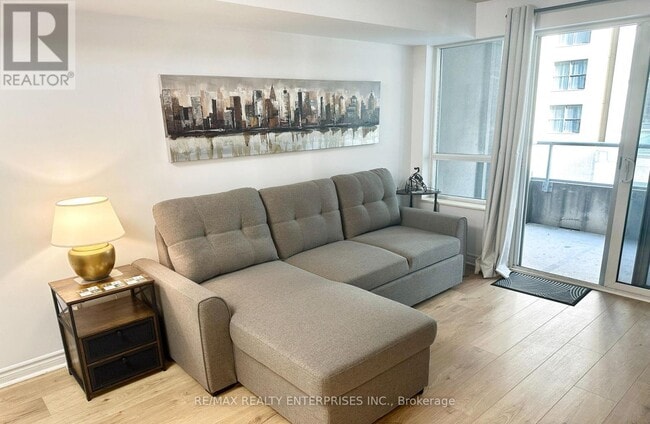 Building Photo - 104-270 Wellington St W