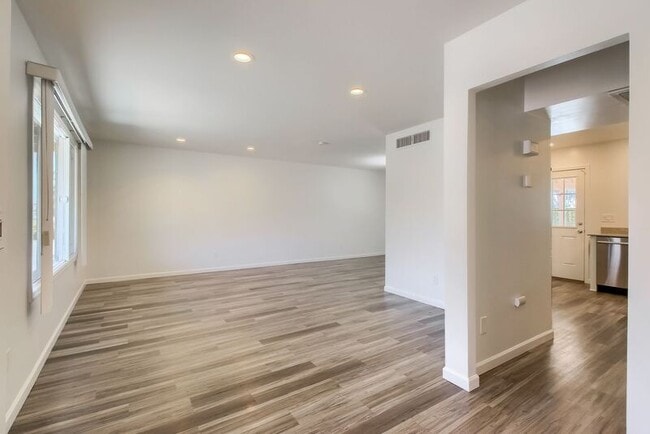 Building Photo - 8707 E Rose Ln