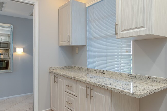 Building Photo - 3300 N Palm Aire Dr