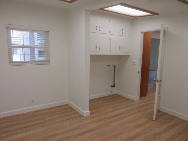 Building Photo - 10818 Paso Robles Ave