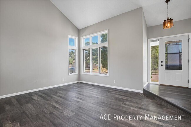 Foto del edificio - 1227 Clover Ridge Dr